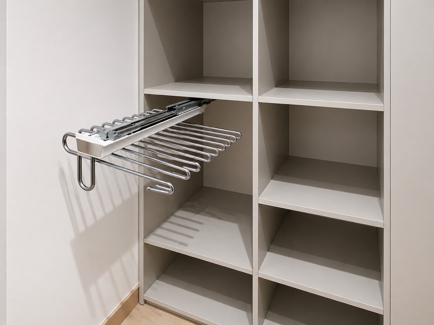 Väljatõmmatav püksihoidja kapis